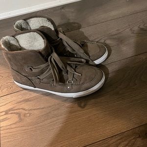 Guess Brown Faux Fur ‘’Ggotter’’ Sneaker Size 8